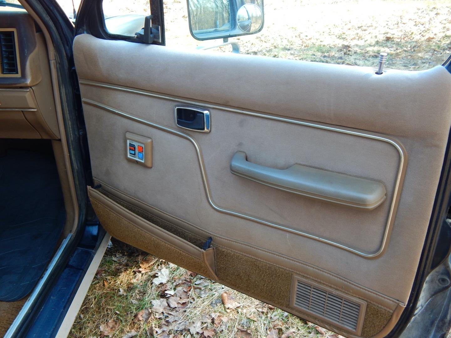 1988 Blue /Tan Ford Bronco II 4WD (1FMCU14T6JU) with an 2.9L V6 OHV 12V engine, 4-Speed Automatic Overdrive transmission, located at 6528 Lower York Road, New Hope, PA, 18938, (215) 862-9555, 40.358707, -74.977882 - Here we have a 1988 Ford Bronco 2 with a 2.9L V6 putting power to a 4x4 automatic transmission. Options include: tan cloth interior, heat/AC, XD Vision radio, power windows, cruise control, tilt steering wheel, front/rear defrost windows, spare tire cover, 15 inch alloy wheels with 4 Solarus AP tire - Photo#11